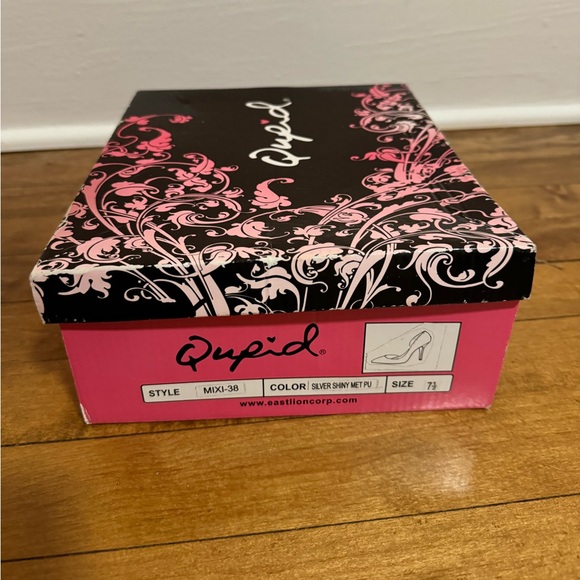 Qupid Silver metallic stiletto heels size 7.5 new in box - Picture 2 of 5